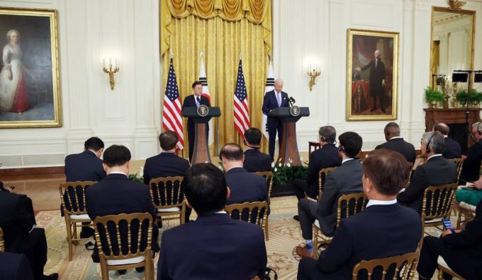 [워싱턴=뉴시스]추상철 기자 = 문재인 대통령과 조 바이든 미국 대통령이 21일 오후(현지시간) 미국 워싱턴 백악관 이스트룸에서 한-미 정상회담 공동기자회견을 하고 있다. 2021.05.22. scchoo@newsis.com