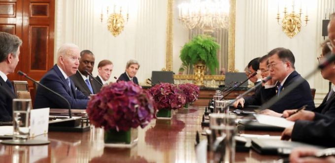 [워싱턴=뉴시스]추상철 기자 = 문재인 대통령과 조 바이든 대통령이 21일 오후(현지시간) 미국 워싱턴 백악관 국빈만찬장에서 확대회담을 하고 있다. 2021.05.22. scchoo@newsis.com