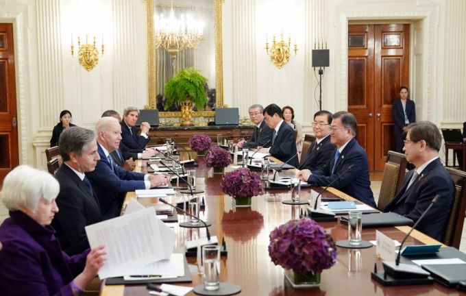 [워싱턴=뉴시스추상철 기자 = 문재인 대통령과 조 바이든 미국 대통령이 21일 오후(현지시간) 미국 워싱턴 백악관 국빈만찬장에서 한-미 정상간 확대회담을 하고 있다. 2021.05.22. scchoo@newsis.com