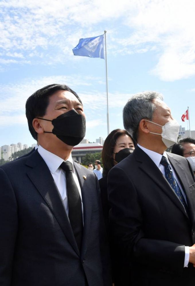 [부산=뉴시스]하경민 기자 = 국민의힘 김기현 당 대표 권한대행 겸 원내대표가 23일 오후 부산 남구 유엔기념공원을 방문, 박형준 부산시장, 지역 국회의원 등과 함께 전몰장병묘역을 참배하고 있다. 2021.05.23. yulnetphoto@newsis.com