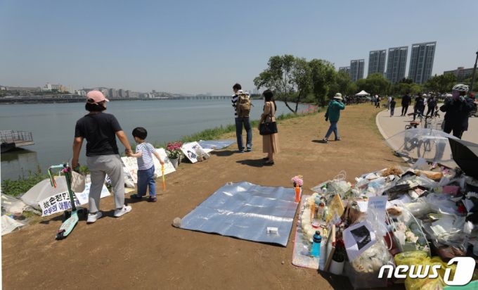 서울 반포한강공원 택시 승강장 인근에 마련된 고 손정민씨 추모공간. /사진=뉴스1