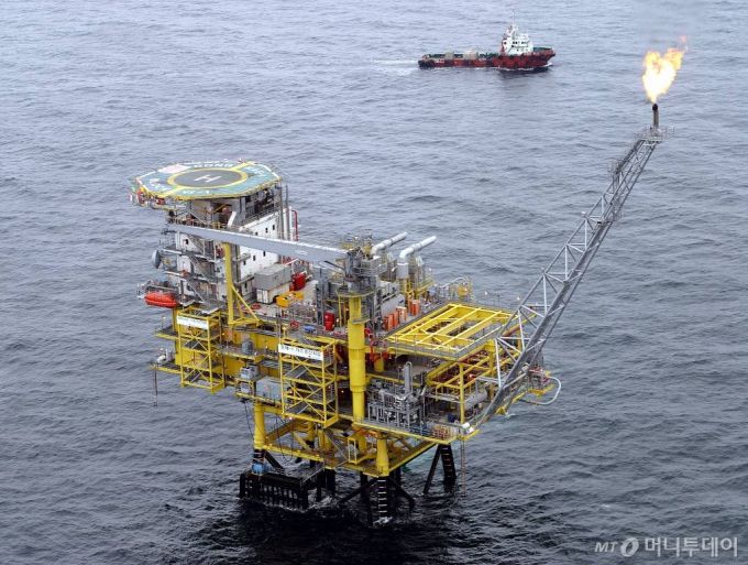 울산 남동쪽 58㎞ 해상에 위치한 동해-1 가스전 해상 플랫폼. 플랫폼 상단에 설치된 플레어스택에서 내뿜는 불꽃이 현재 가스전이 가동 중임을 나타내고 있다./사진=한국석유공사 제공