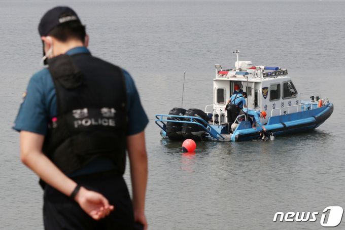 지난 13일 오후 반포한강공원 수상택시 승강장 인근에서 한강경찰대가 친구 A씨의 스마트폰 수중 수색 작업을 하고 있다. /사진=뉴스1