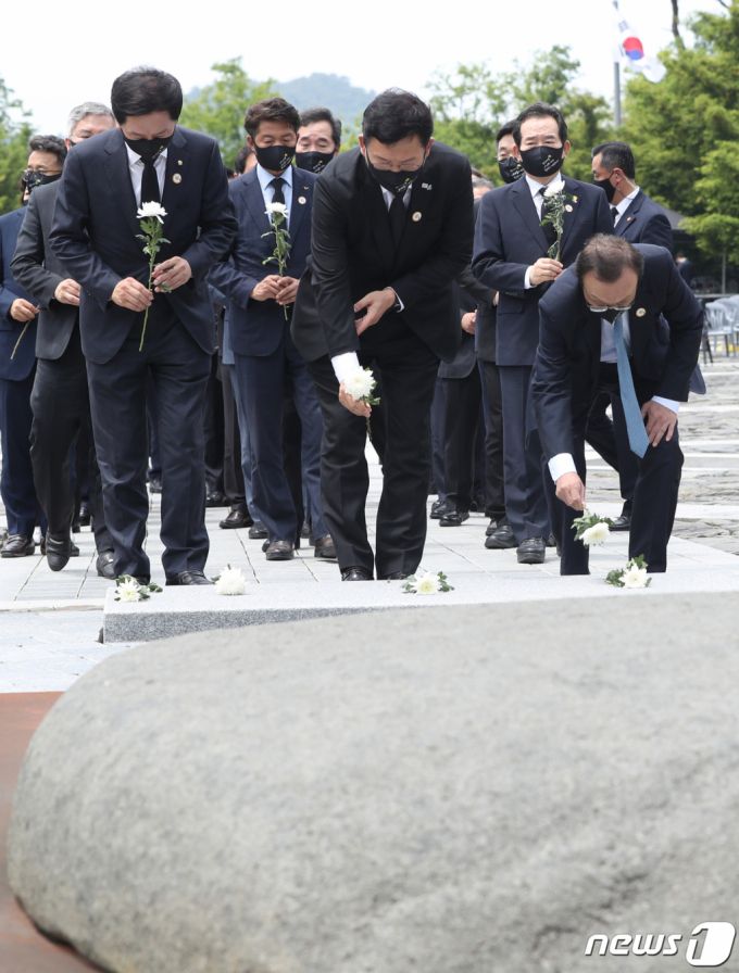 (김해=뉴스1) 여주연 기자 = 송영길 더불어민주당 대표와 김기현 국민의힘 당 대표 권한대행 겸 원내대표가 23일 오후 경남 김해시 진영읍 봉하마을에서 열린 고(故) 노무현 전 대통령 서거 12주기 추도식에서 헌화를 하고 있다.2021.5.23/뉴스1