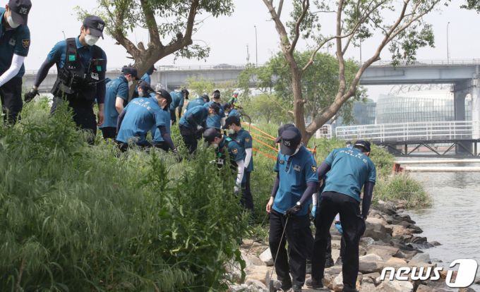 지난 14일 오전 서울 반포한강공원 수상택시 승강장 인근에서 경찰이 故 손정민씨 친구 A씨의 스마트폰 수색 작업을 하고 있다. /사진=뉴스1