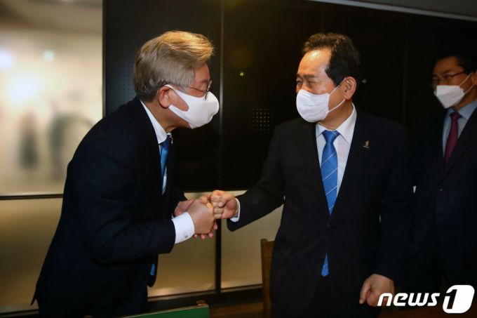 정세균 전 국무총리(오른쪽)와 이재명 경기도지사가 이달 19일 서울 종로구 인사동 마루아트센터에서 열린 고 노무현 전 대통령 서거 12주기 추모 '2021년 사람사는 세상전(展)'을 찾아 주먹인사를 하고 있다. / 사진제공=뉴스1