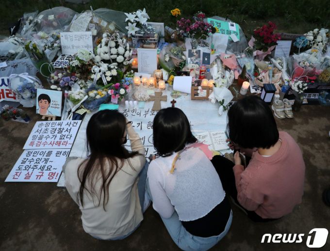 지난 23일 오후 서울 서초구 반포한강공원 수상택시 승강장 인근 故 손정민씨 추모 공간에 시민들의 발길이 이어지고 있다 /사진=뉴스1