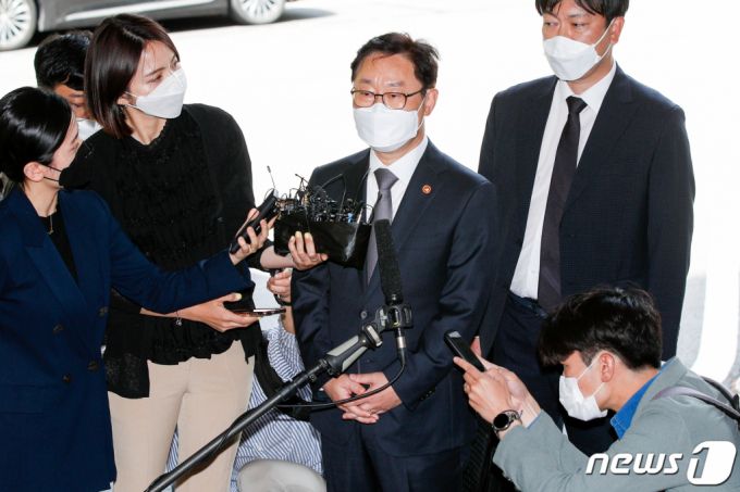 박범계 법무부 장관이 26일 오후 서울 양천구 남부지방법원에서 국회 패스트트랙(신속처리안건) 충돌 사건 관련 폭력행위등처벌에관한법률위반(공동폭행) 혐의 공판에 출석하기 전 취재진 질의에 답하고 있다. /사진=뉴스1