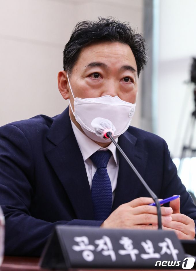 (서울=뉴스1) 이동해 기자 = 김오수 검찰총장 후보자가 26일 국회 법제사법위원회에서 열린 인사청문회에서 의원들의 질문에 답변하고 있다. 2021.5.26/뉴스1