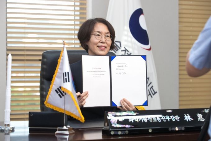 임혜숙 과학기술정보통신부 장관이 지난 24일 미국 항공우주청(NASA)와의 '아르테미스 프로젝트' 약정서에 서명하고 있다. 과기정통부와 나사는 코로나19 등을 감안 원격으로 서명식을 진행했으며, 27일 약정 서명 사실을 공개했다. /사진=과학기술정보통신부