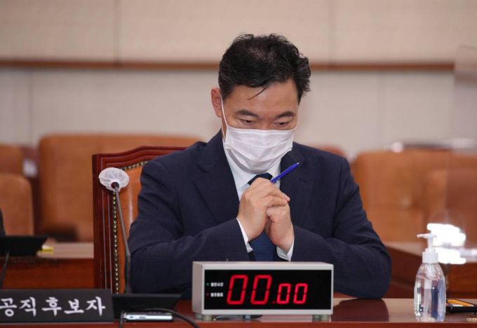 [서울=뉴시스]전진환 기자 = 김오수 검찰총장 후보자가 26일 오후 국회 법제사법위원회에서 열린 인사청문회에서 오후 청문회 속개를 기다리고 있다.  (공동취재사진) 2021.05.26. photo@newsis.com