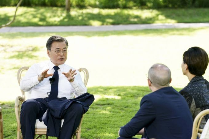 [서울=뉴시스]문재인 대통령이 지난 12일 청와대에서 배우 박진희, 방송인 타일러 라쉬와 ‘P4G 서울 정상회의’ 특별 대담을 하고 있다.  문 대통령은 이날 대담에서 P4G 서울 정상회의 및 탄소중립, 식량안보 및 기후변화, 제로웨이스트 실천 노력 등을 주제로 지구를 위한 대화를 나눴다.  특별대담영상 '토크'편은 오는 27일 오전 8시부터 네이버와 다음·카카오톡을 통해 공개된다. (사진=청와대 제공) 2021.05.27. photo@newsis.com *재판매 및 DB 금지