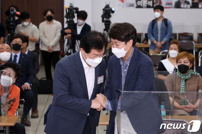 (대구=뉴스1) 공정식 기자 = 국민의힘 당 대표 경선에 출마해 예비경선을?통과한 이준석 후보(오른쪽)가 28일 대구 수성구 범어동 국민의힘 대구시당에서 열린 당 대표 후보자 초청 경북도당 핵심당직자 간담회에 참석해 이만희 경북도당위원장과 인사 나누고 있다. 2021.5.28/뉴스1