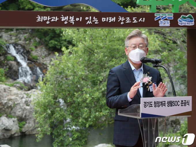 이재명 경기도지사가 26일 오후 경기 가평군 용소폭포에서 열린 경기도 청정계곡 생활 SOC 준공식에서 인사말을 하고 있다.  이 지사는 지난해 경기도 25개 시·군 187개 계곡과 하천 근처를 불법 점거하며 바가지 요금을 받고 식음료를 파는 상인들을 1년 만에 철수시킨 바 있다. /사진=뉴스1