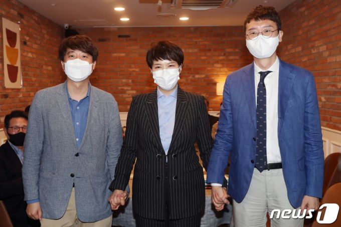 국민의힘 당 대표에 도전하는 이준석 전 최고위원(왼쪽부터), 김은혜, 김웅 의원이 22일 오후 서울 영등포구 여의도 정치카페 하우스에서 '당대표 출마자 초청 토론회' 시작에 앞서 손을 맞잡고 있다. /사진=뉴스1