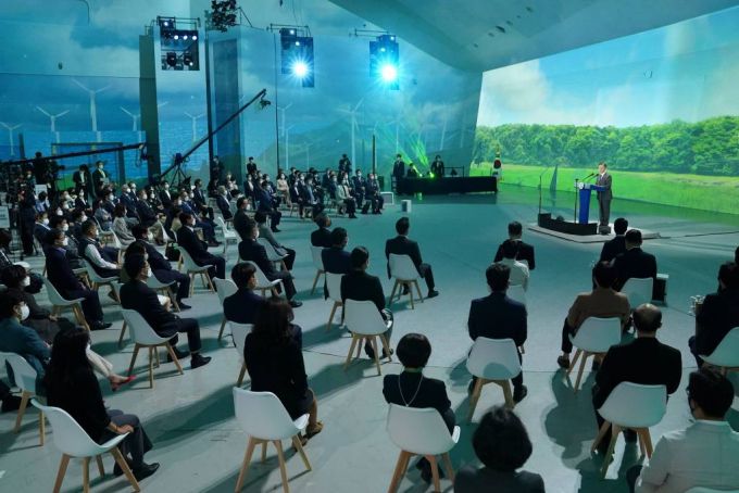 [서울=뉴시스]추상철 기자 = 문재인 대통령이 29일 오후 서울 동대문디자인플라자(DDP)에서 열린 '2050 탄소중립위원회 출범식'에 참석해 격려사를 하고 있다. 2021.05.29. scchoo@newsis.com