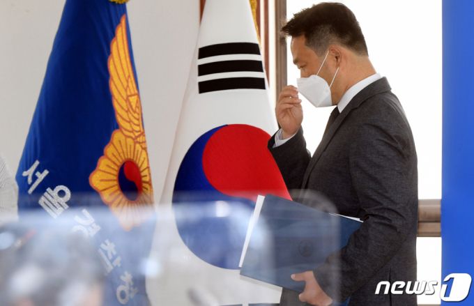 한원횡 서울경찰청 형사과장이 27일 서울 종로구 서울경찰청에서 한강 대학생 사망사고 중간 수사결과를 발표한 뒤 퇴장하고 있다 /사진=뉴스1