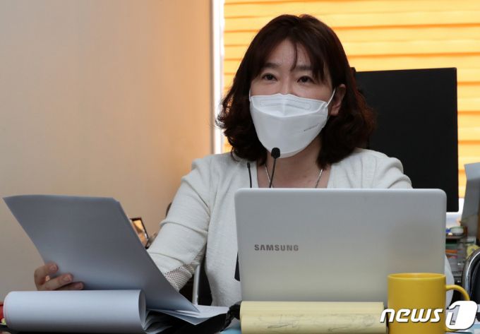 31일 오전 서울 서초구 이은의 변호사 사무실에서 A씨의 법률대리인 이은의 변호사가 로펌 대표변호사의 초임변호사에 대한 성폭행 및 피의자 사망 관련 사건 발생 및 고소 등 경위 등을 발표하고 있다 /사진=뉴스1