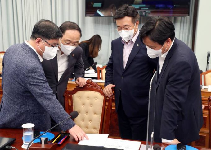 홍남기 경제부총리 겸 기획재정부 장관이 27일 오후 청와대에서 열린 ‘2021국가재정전략회의’에 참석해 더불어민주당 김성환 원내수석부대표, 윤호중 원내대표,김영진 기재위 간사와 함께 이야기를 나누고 있다. / 사진제공=뉴시스