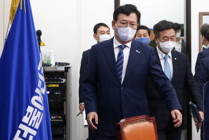 더불어민주당 송영길 대표와 윤호중 원내대표 등 최고위원들이 28일 서울 여의도 국회에서 열린 최고위원회의에 참석하고 있다. / 사진제공=뉴시스