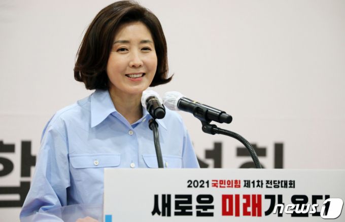 국민의힘 제1차 전당대회 광주·전북·전남·제주 합동연설회가 열린 30일 오후 광주 서구 치평동 김대중컨벤션센터에서 나경원 당 대표 후보가 발언하고 있다. /사진=뉴스1.