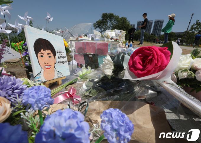 지난달 30일 오후 서울 서초구 반포한강공원 수상택시 승강장 인근에 마련된 고(故) 손정민씨 추모 공간에서 시민들이 고인을 추모하고 있다./사진=뉴스1