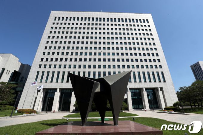 (서울=뉴스1) 황기선 기자 = 박범계 법무부 장관이 검찰 고위직의 대규모 '물갈이 인사'를 예고하면서 조상철 서울고검장이 처음으로 사의를 표명한 가운데 다른 고위직 검사들의 거취가 주목되고 있다.   30일 법조계에 따르면 지난 27일 검찰 인사위원회를 열고 대검검사급(검사장급) 인사 대상자 적격 여부를 심의한 법무부는 이르면 이번주 검사장급 인사를 단행할 것으로 전망된다.   사진은 이날 서울 서초구 대검찰청의 모습. 2021.5.30/뉴스1