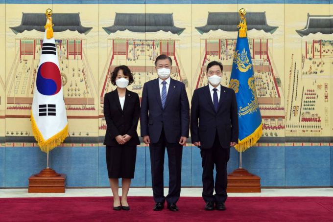 [서울=뉴시스]김진아 기자 = 문재인 대통령이 1일 오후 청와대에서 신임 김오수 검찰총장에게 임명장을 수여한 후 총장의 부인 천계숙 씨와 함께 기념촬영을 하고 있다. 2021.06.01. bluesoda@newsis.com