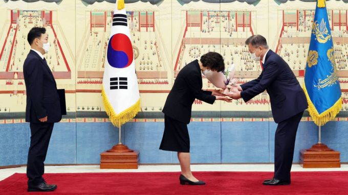 [서울=뉴시스]김진아 기자 = 문재인 대통령이 1일 오후 청와대에서 신임 김오수 검찰총장에게 임명장을 수여한 후 총장의 부인 천계숙 씨에게 꽃다발을 전달하고 있다. 2021.06.01. bluesoda@newsis.com