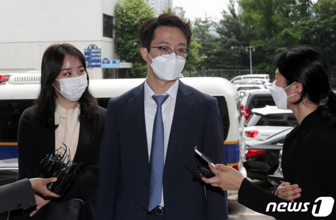 손정민씨 친구 A씨의 법률대리인인 법무법인 원앤파트너스 소속 변호사들이 1일 유튜버 B씨를 고발하기 위해 서울 서초구 서초경찰서로 들어서며 취재진 질문에 답하고 있다 /사진=뉴스1