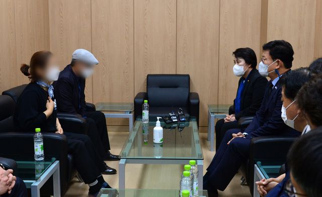 송영길 더불어민주당 대표가 1일 경기도 성남 국군의무사령부 장례식장 접견실에서 성폭력 피해를 입고 극단적 선택을 한 공군 중사 유족과 면담하고 있다. /사진=더불어민주당 제공