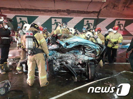 지난해 12월16일 오후 9시10분쯤 인천 동구 송현동 제2순환고속도로 북항터널에서 김포방면 2차로를 달리던 벤츠 차량이 앞서가던 마티즈를 들이받았다./사진=뉴스1(인천 중부소방서 제공)