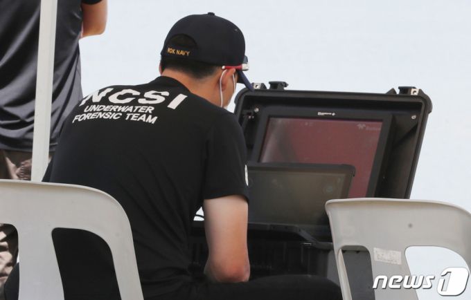 지난달 19일 서울 반포한강공원 택시 승강장 인근에서 해군 군사경찰들이 고 손정민씨 친구의 휴대전화를 디지털 장비를 이용해 수색하고 있다 /사진=뉴스1