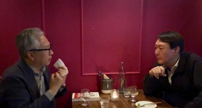 윤석열 전 검찰총장이 1일 서울 연희동에서 '골목길 경제학자' 모종린 연세대 국제대학원 교수와 회동하고 있다./사진=장예찬TV