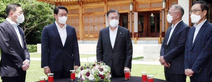 [서울=뉴시스]김진아 기자 =  문재인 대통령이 2일 청와대 상춘재에서 4대 그룹 대표 초청 간담회에 앞서 환담하고 있다. 왼쪽부터 구광모 LG그룹 회장, 최태원 SK그룹 회장, 문재인 대통령, 정의선 현대자동차그룹 회장. 김기남 삼성전자 부회장.  2021.06.02. bluesoda@newsis.com