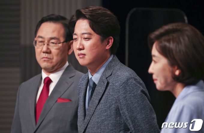 국민의힘 당대표 선거에 출마한 이준석 후보가 지난달 31일 저녁 서울 마포구 상암 MBC스튜디오에서 열린 100분토론회에 앞서 생각에 잠겨 있다. 왼쪽은 주호영 후보, 오른쪽은 나경원 후보. /사진=뉴스1.