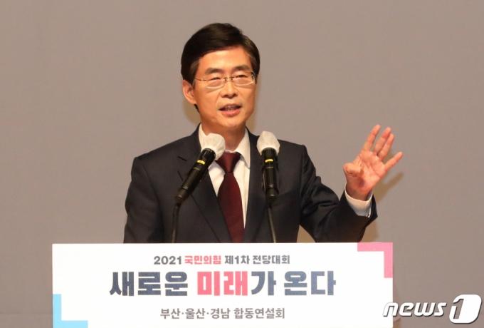 (부산=뉴스1) 여주연 기자 = 2일 오후 부산 해운대구 벡스코에서 열린 '국민의힘 당대표·최고위원 부산·울산·경남 합동연설회'에서 조경태 국민의힘 당대표 후보가 연설을 하고 있다. 2021.6.2/뉴스1