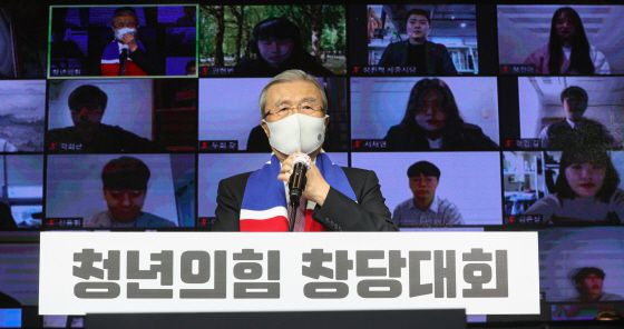 송영길 더불어민주당 대표가 지난달 17일 국회에서 성년의날을 맞아 20대 청년들과 간담회를 갖기에 앞서 기념촬영을 하고 있다./사진-뉴스1