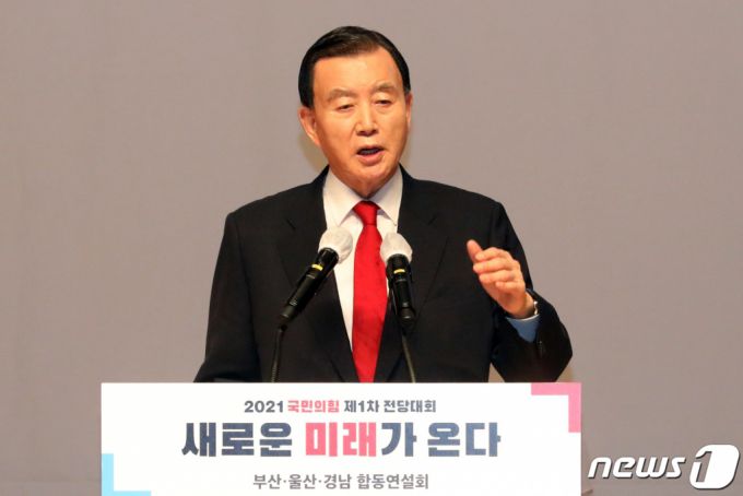 (부산=뉴스1) 여주연 기자 = 2일 오후 부산 해운대구 벡스코에서 열린 '국민의힘 당대표·최고위원 부산·울산·경남 합동연설회'에서 홍문표 국민의힘 당대표 후보가 연설을 하고 있다. 2021.6.2/뉴스1