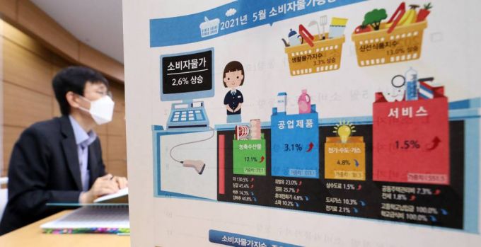 [세종=뉴시스]강종민 기자 = 어운선 통계청 경제동향통계심의관이 2일 오전 정부세종청사에서 2021년 5월 소비자물가동향을 발표하고 있다. 지난달 소비자물가는 2.6% 상승하며  9년여 만에 가장 높은 상승률을 보였다. 2021.06.02. ppkjm@newsis.com