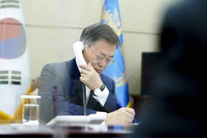 [서울=뉴시스]문재인 대통령이 3일 오후 청와대 여민관 소회의실에서 보리스 존슨 영국 총리와 전화 통화하고 있다. (사진=청와대 제공)  2021.06.03. photo@newsis.com