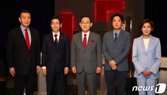 (서울=뉴스1) 국회사진취재단 = 국민의힘 당대표 후보들이 31일 저녁 서울 마포구 상암 MBC스튜디오에서 열린 100분토론회에 앞서 기념사진을 찍고 있다. 사진은 왼쪽부터 홍문표, 조경태, 주호영, 이준석, 나경원 후보. 2021.5.31/뉴스1