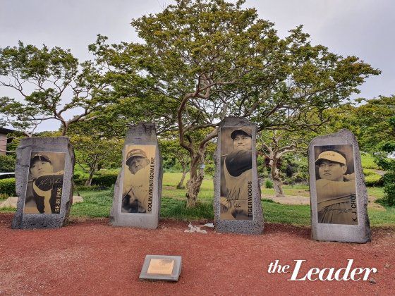 ▲ 라온 건설 인비테이셔널대회에 참가한 타이거 우즈와 콜린 몽고메리, 최경주, 박세리의 기념비가 라온CC에 설치되어 있다./사진=임윤희 기자