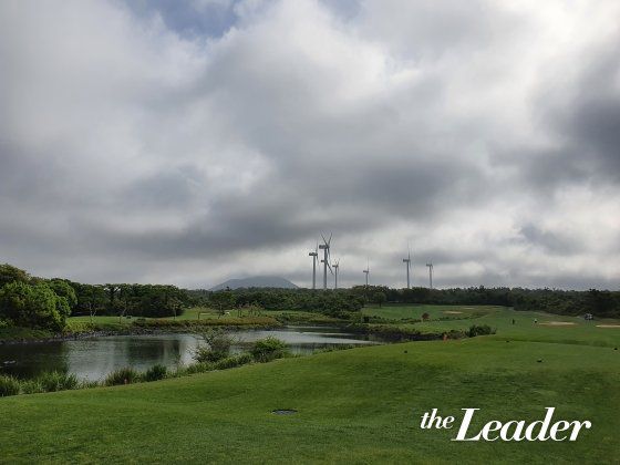 ▲ 레이크 3번 홀은 멀리 보이는 풍력발전기가 티잉그라운드 앞쪽으로 펼쳐진 호수와 어우러지며 골퍼들에게 힐링 뷰를 선사한다./사진=임윤희 기자