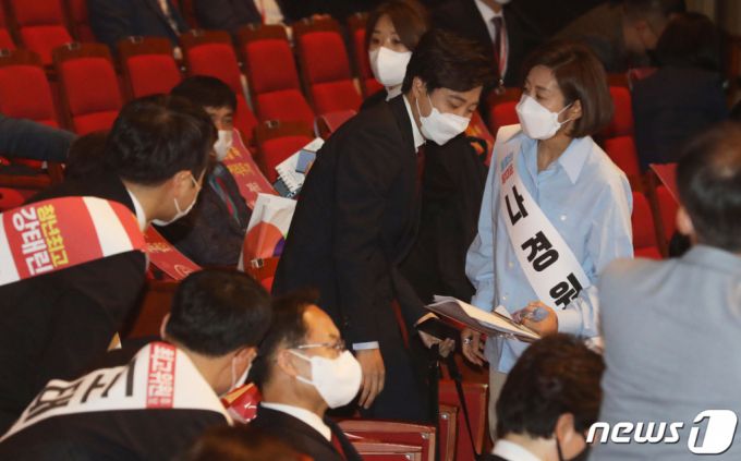 2일 오후 부산 해운대구 벡스코에서 열린 '국민의힘 당대표·최고위원 부산·울산·경남 합동연설회'에서 나경원, 이준석 후보가 청년최고위원 후보자와 인사를 나누고 있다. /사진=뉴스1