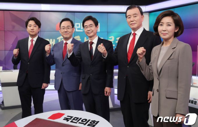 국민의힘 당대표 후보들이 1일 충무로 MBN스튜디오에서 열린 당대표 후보 토론회에 참석해 시작에 앞서 기념촬영을 하고 있다. 사진 왼쪽부터 이준석, 주호영, 조경태, 홍문표, 나경원 후보/사진=뉴스1