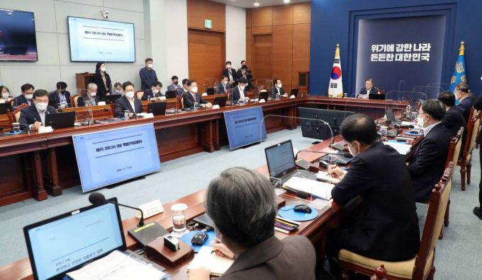 [서울=뉴시스박영태 기자 = 문재인 대통령이 7일 청와대에서 열린 제3차 코로나19 대응 특별방역점검회의에 참석해 발언하고 있다. 2021.06.07. since1999@newsis.com