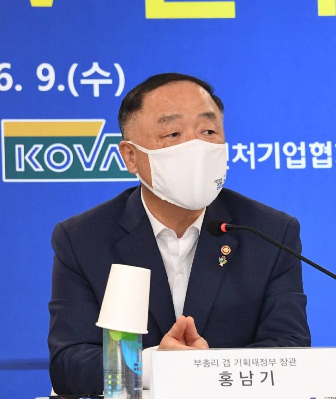 [서울=뉴시스]홍남기 부총리 겸 기획재정부 장관이 9일 SW 인재양성 현장방문 일환으로 서울 서초구 코드스테이츠를 방문, 민·관 협력 기반의  SW 인재양성 추진계획 발표에 앞서 발언하고 있다. (사진=기획재정부 제공) 2021.06.09. photo@newsis.com *재판매 및 DB 금지