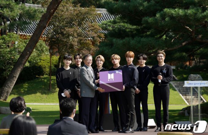 (서울=뉴스1) 박정호 기자 = 문재인 대통령이 19일 오전 청와대 녹지원에서 열린 제1회 청년의 날 기념식에서 방탄소년단(BTS)에게 2039년 청년들에게 전하는 선물을 받고 있다. 2020.9.19/뉴스1