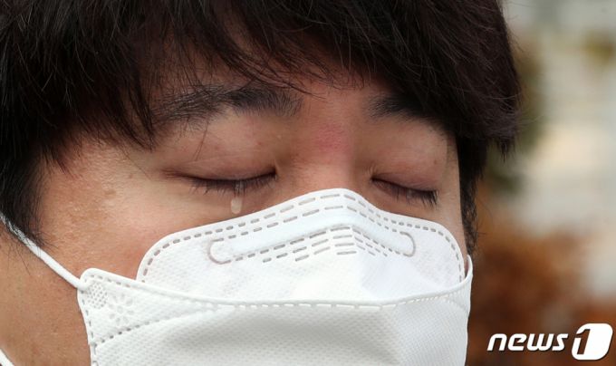 (서울=뉴스1) 황기선 기자 = 국민의힘 당대표에 출마한 이준석 후보가 9일 오전 서울 용산구 국방부 앞에서 열린 천안함 생존장병 및 유가족 시위 현장에서 유가족과 대화 중 눈물을 흘리고 있다. 2021.6.9/뉴스1